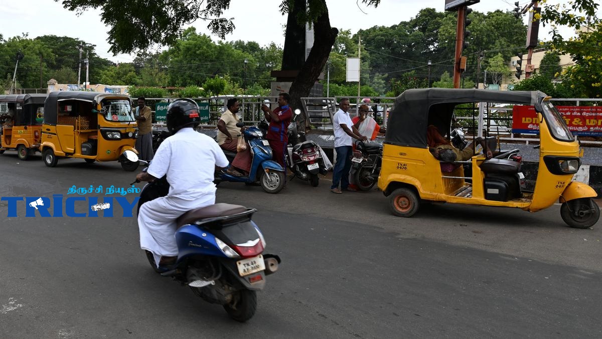 திருச்சி புதுக்கோட்டை மெயின் ரோட்டில் அனுமதியின்றி வாகனங்கள் நிறுத்துவதால் போக்குவரத்து நெரிசல் ஏற்படுகிறது